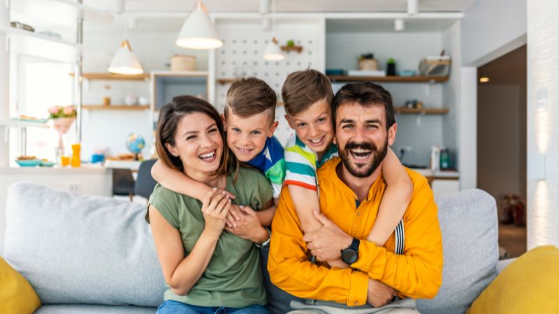 seguro-de-vida padres con sus hijos contratan un seguro de vida
